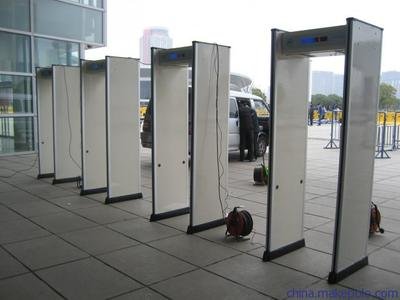 工廠應(yīng)該配備哪些安全設(shè)備?安檢門(圖1)